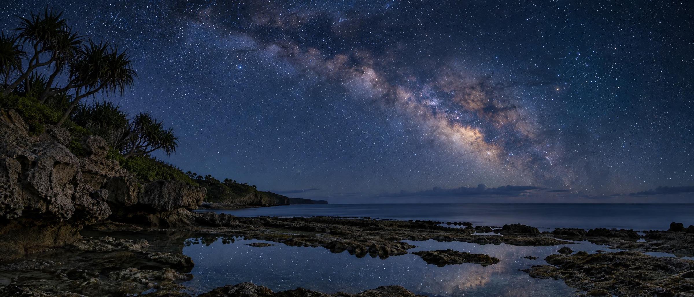 天の川と夜の海岸